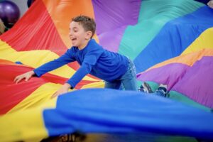 Parachute-game fun at a JoJoFun Wee Wonders party